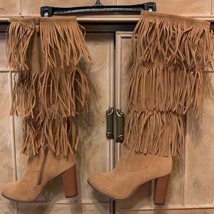 Brand new fringe boots. Smoke & pet free home. Tan, size 8. Very stylish!